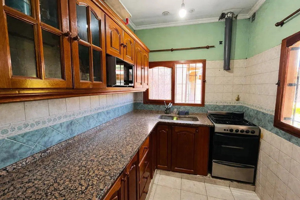 CASA 4 AMBIENTES EN VENTA QUINCHO COCHERA EN GLEW 5