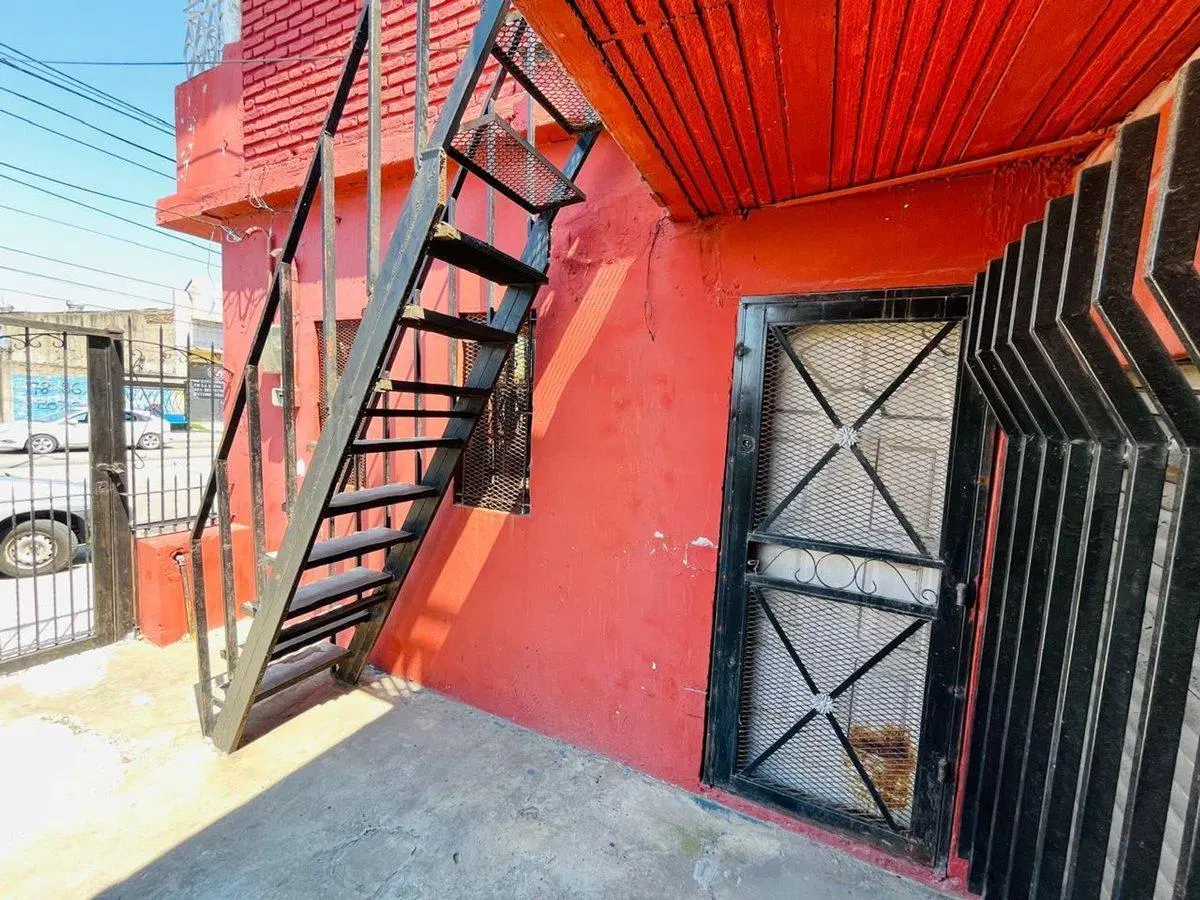 CASA 6 AMBIENTES LOCAL VENTA 2 FAMILIAS CALZADA 2