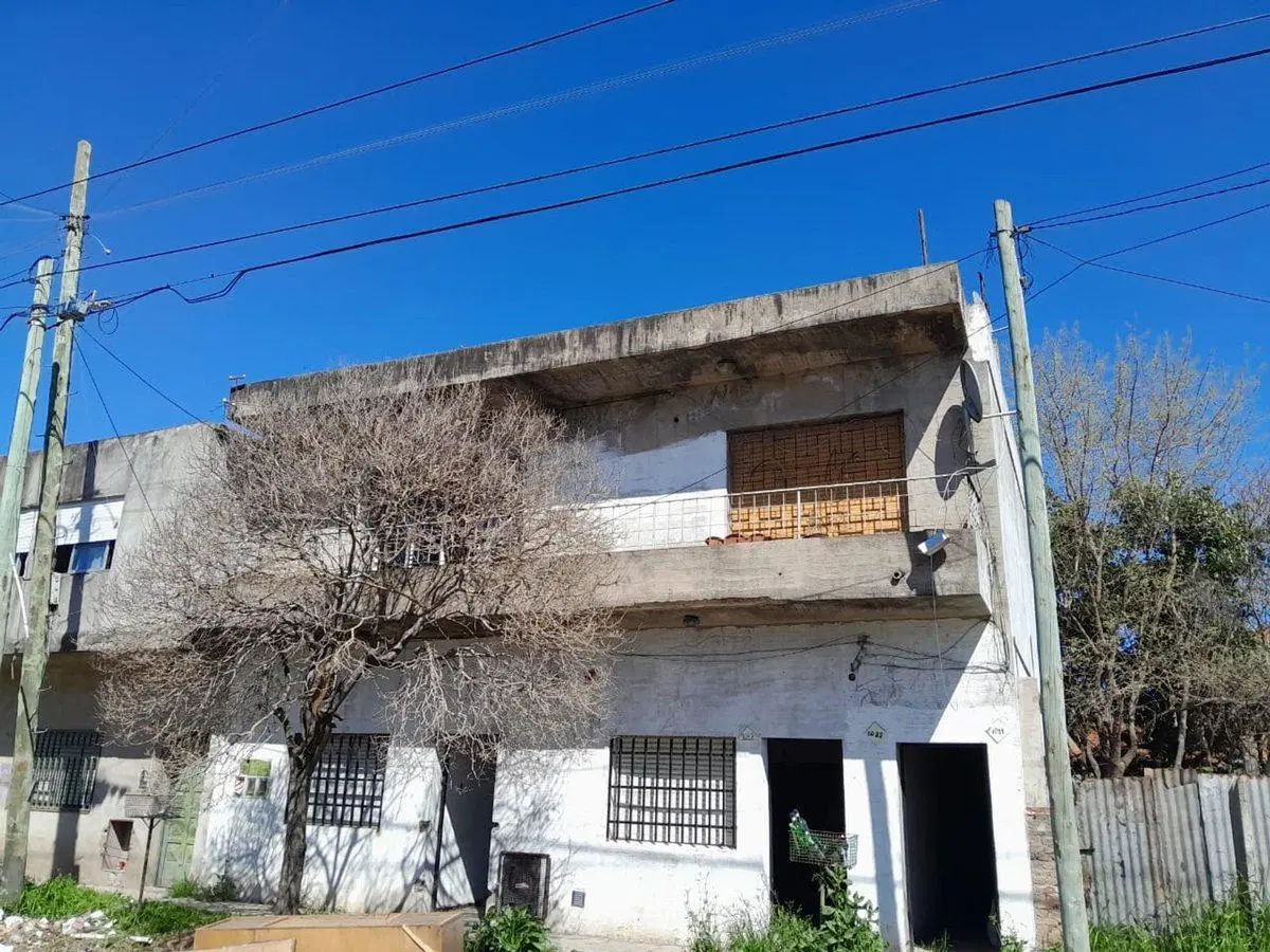 CASA MAS DOS DEPTOS EN VENTA  ISIDRO CASANOVA 2