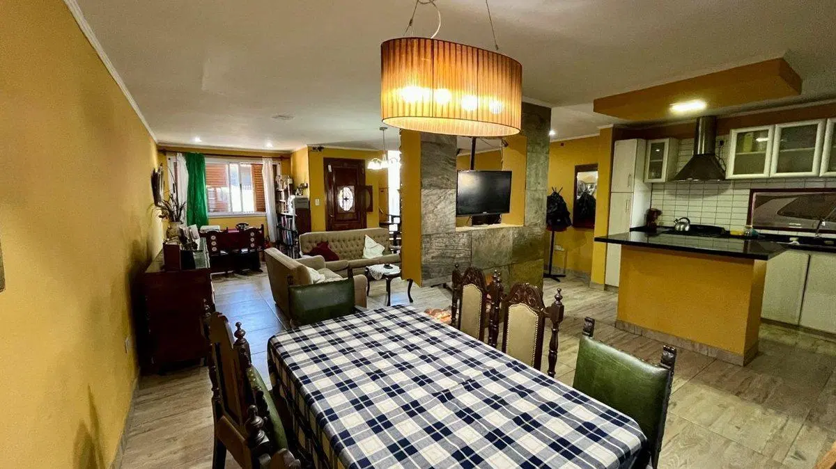 CASA 5 AMBIENTES EN VENTA TEMPERLEY CON JARDIN 4