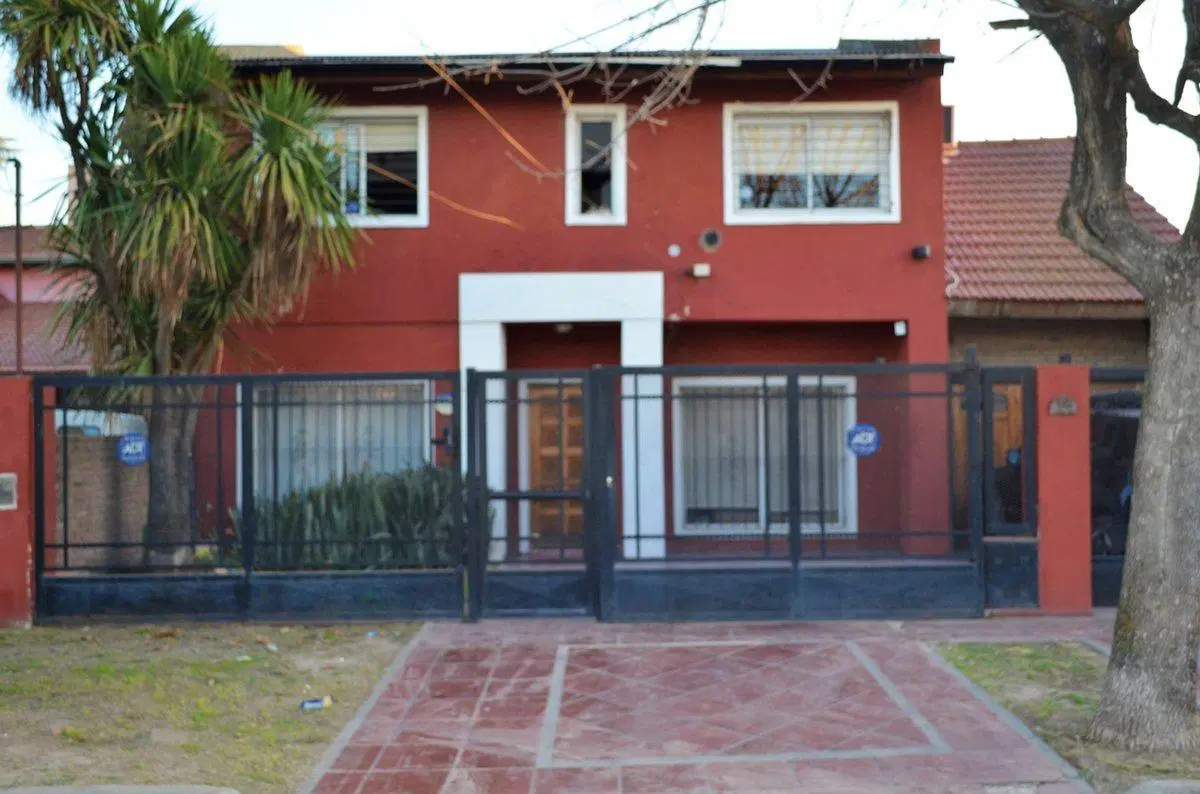 VENTA CASA 5 AMBIENTES EN LONGCHAMPS FINANCIA 3