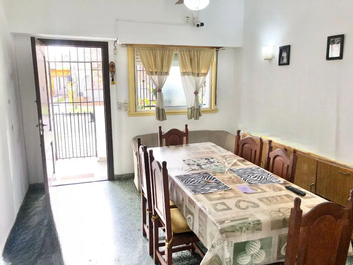 CASA VENTA 3 AMBIENTES C/COCHERA Y PATIO ARBOLADO 2