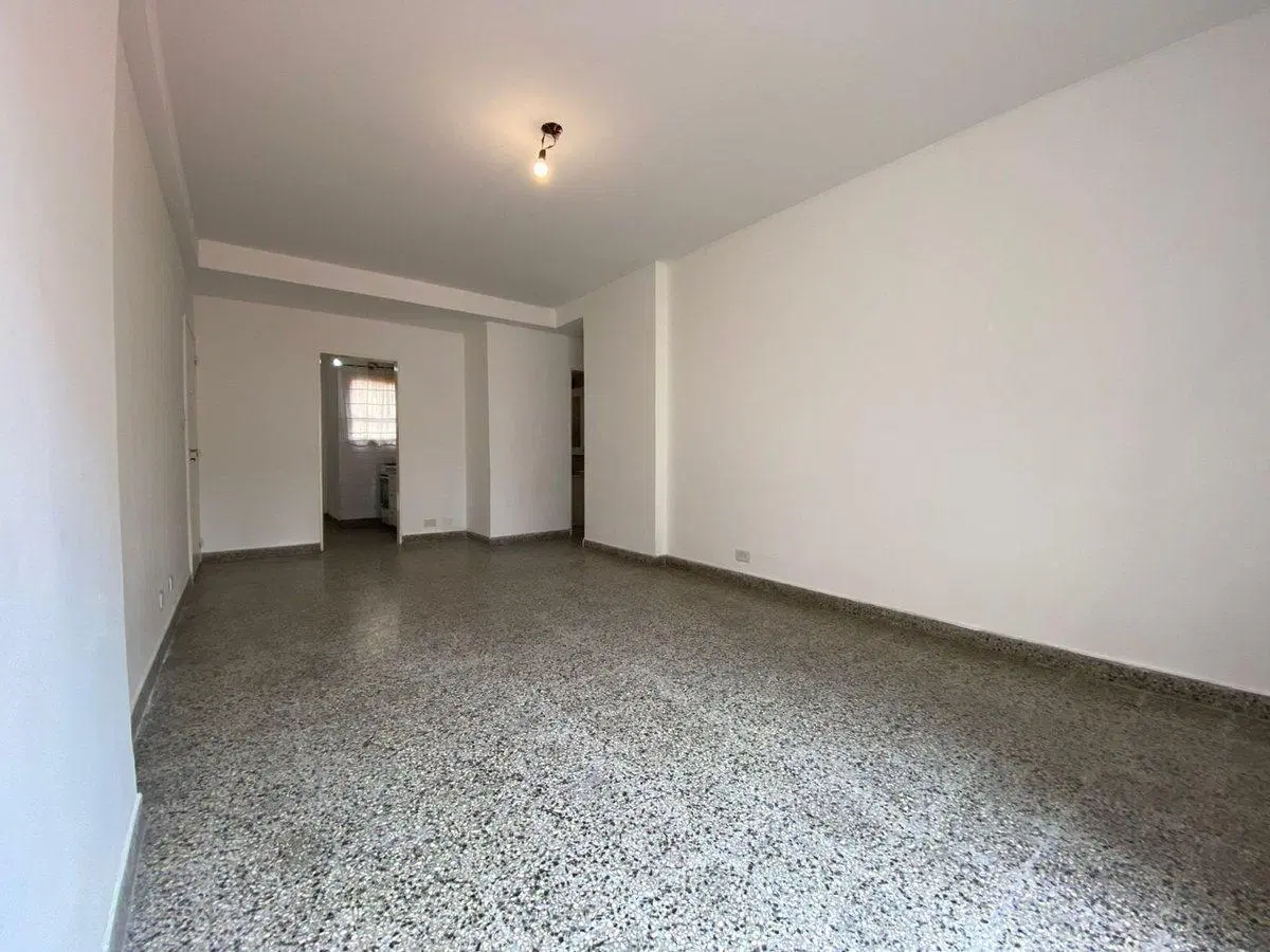 Depto ALQUILER 3 ambientes con patio Lomas 2