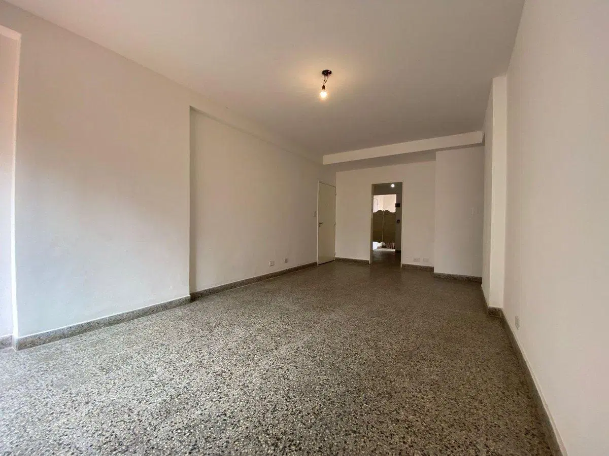Depto ALQUILER 3 ambientes con patio Lomas 3