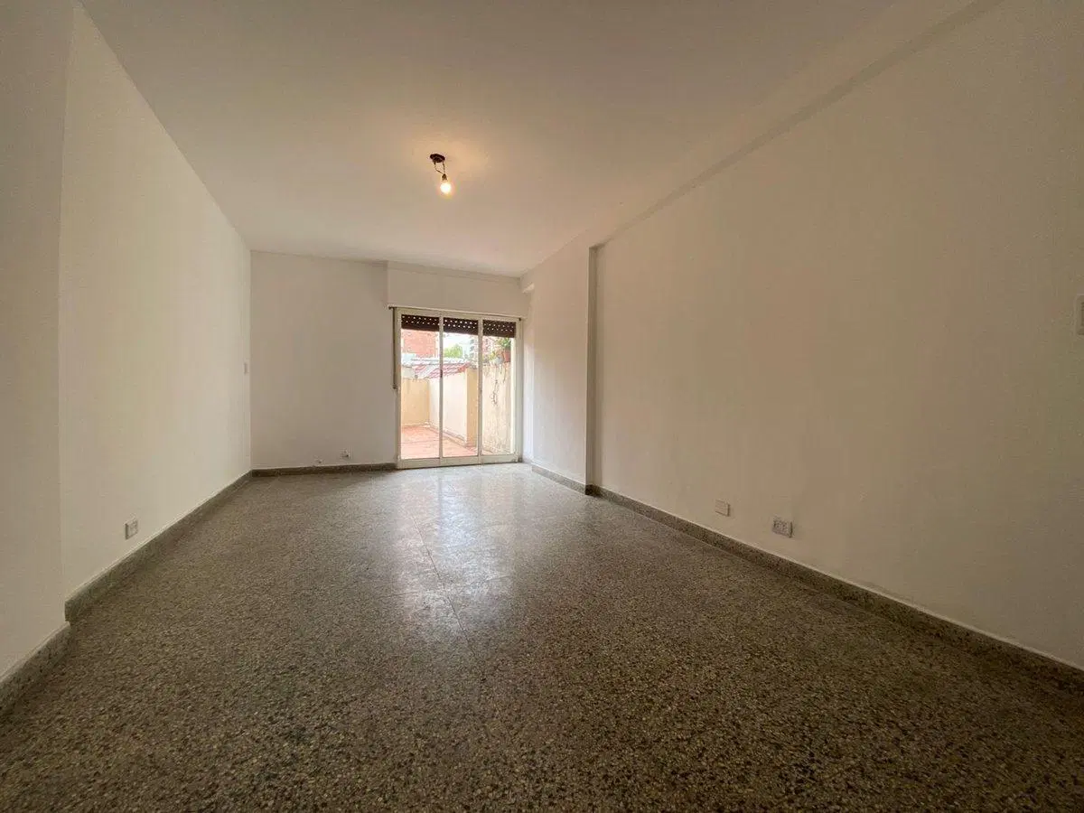 Depto ALQUILER 3 ambientes con patio Lomas 8