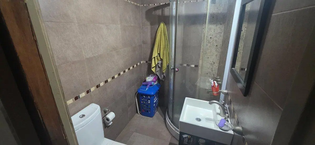 CASA 2 DORMITORIOS VENTA BANFIELD CON FONDO 3