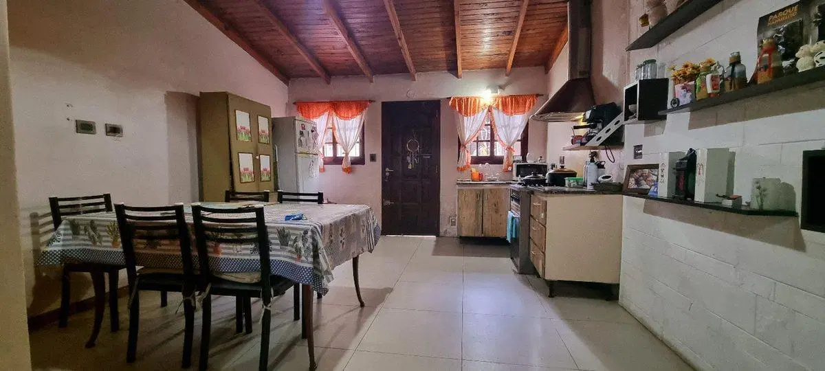 CASA 2 DORMITORIOS VENTA BANFIELD CON FONDO 2