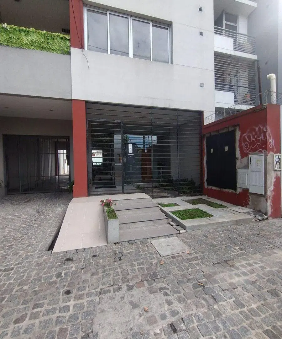 COCHERA EN VENTA SEMI CUBIERTA BANFIELD 2