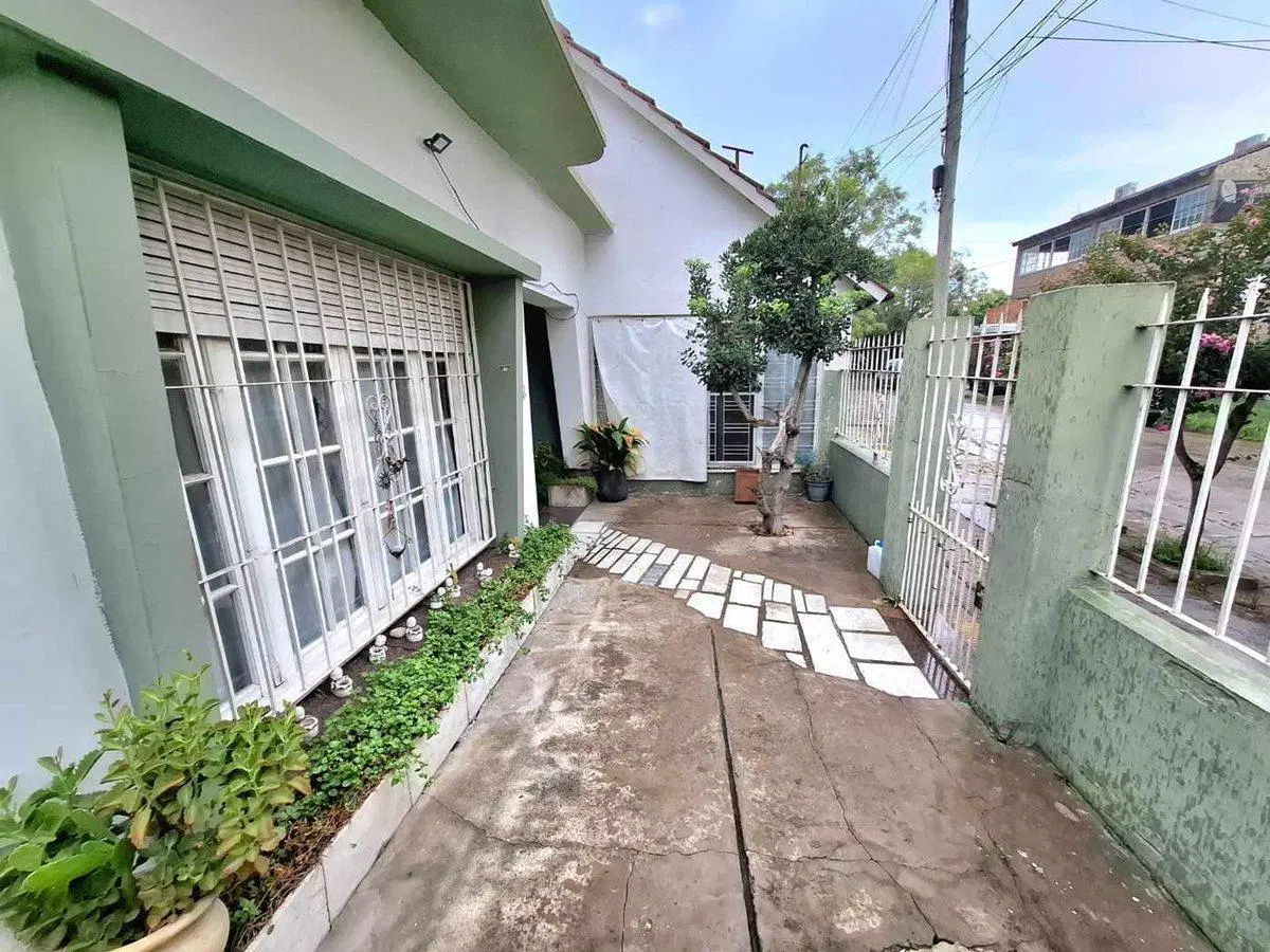 CASA 3 AMBIENTES VENTA TEMPERLEY JARDIN Y COCHERA 3