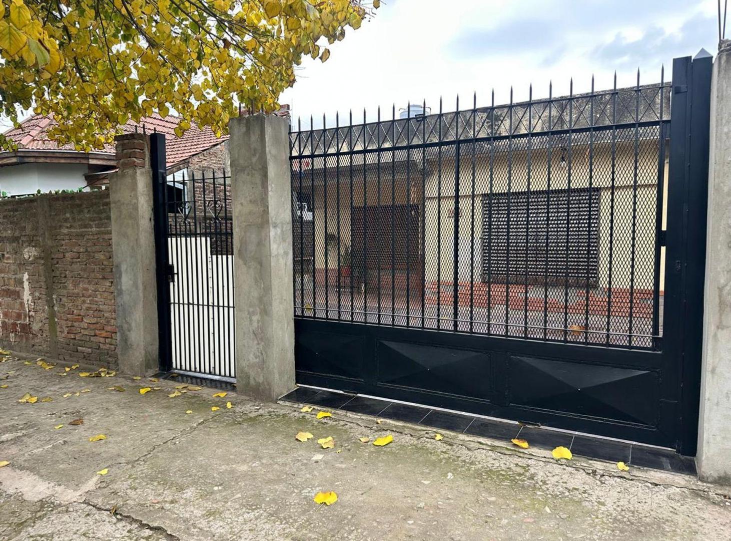 CASA 3 AMBIENTES EN VENTA CON PARQUE EN LONGCHAPMS