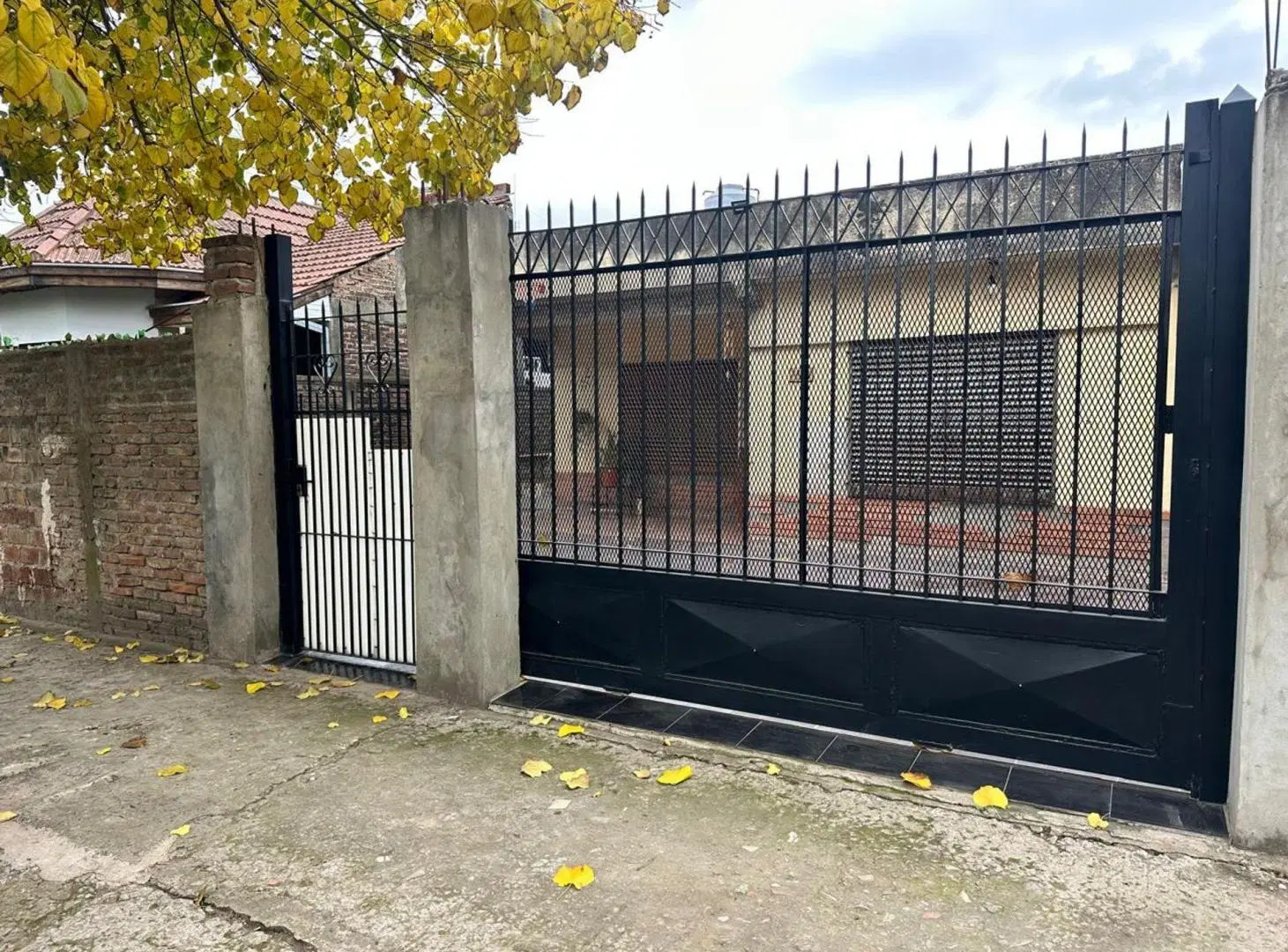 CASA 3 AMBIENTES EN VENTA CON PARQUE EN LONGCHAPMS 4