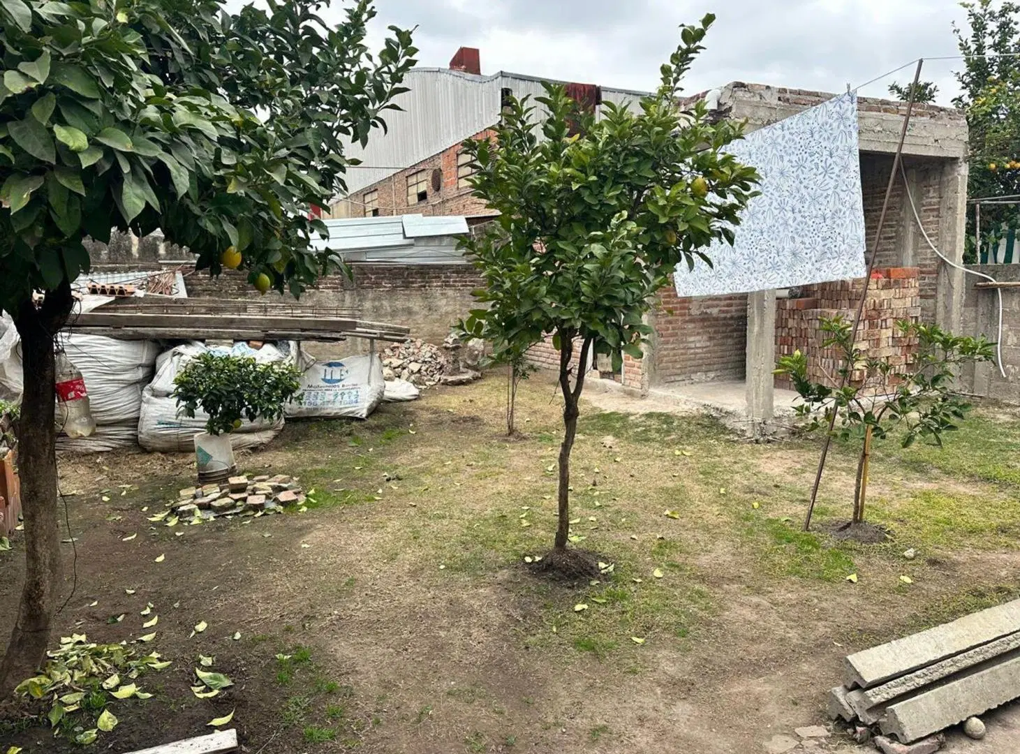 CASA 3 AMBIENTES EN VENTA CON PARQUE EN LONGCHAPMS 2
