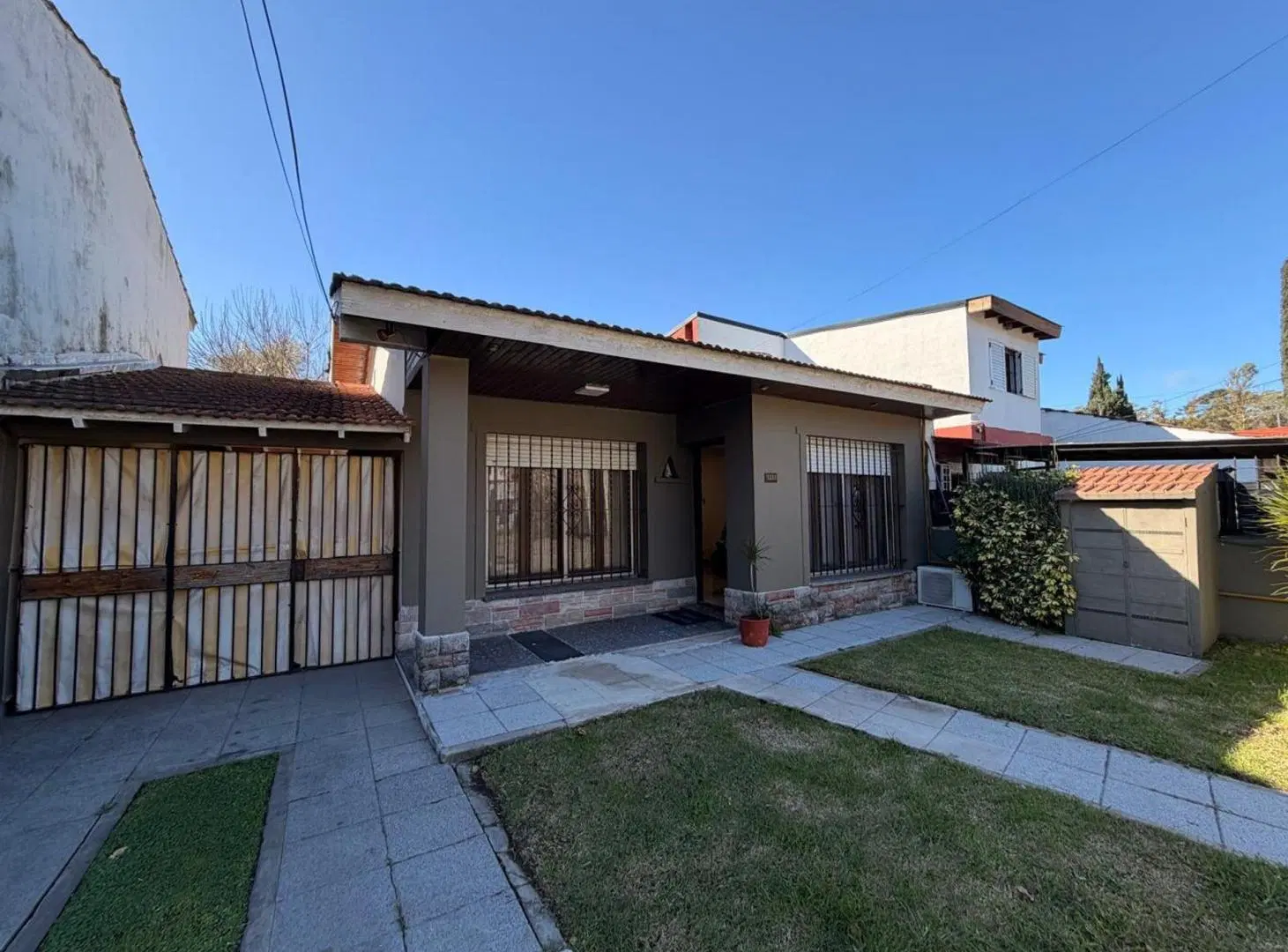 CASA EN EXCELENTE ESTADO ADROGUE APTA CREDITO 4