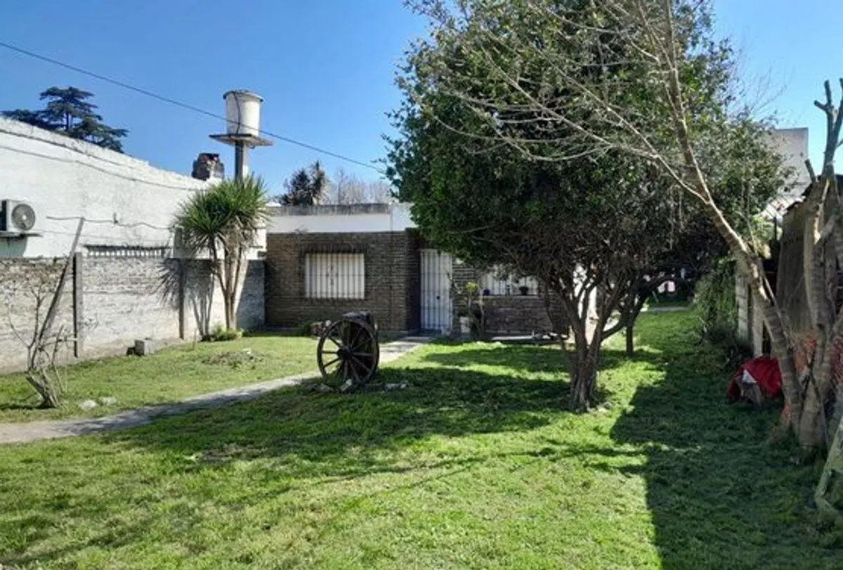 CASA 3 AMB EN VENTA CON JARDIN EN LONGCHAMPS 2