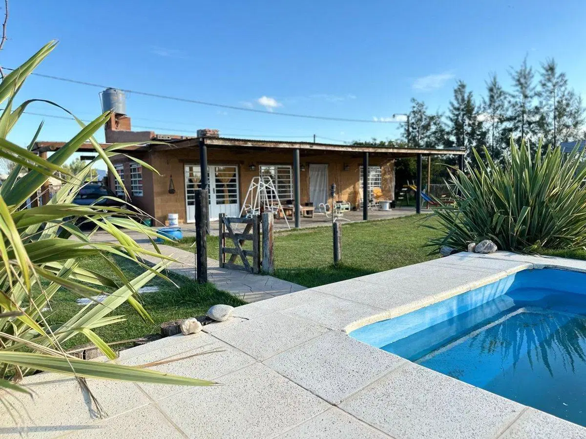 VENTA CASA 2 AMBIENTES C/ PARQUE Y PILETA EN MONTE 2