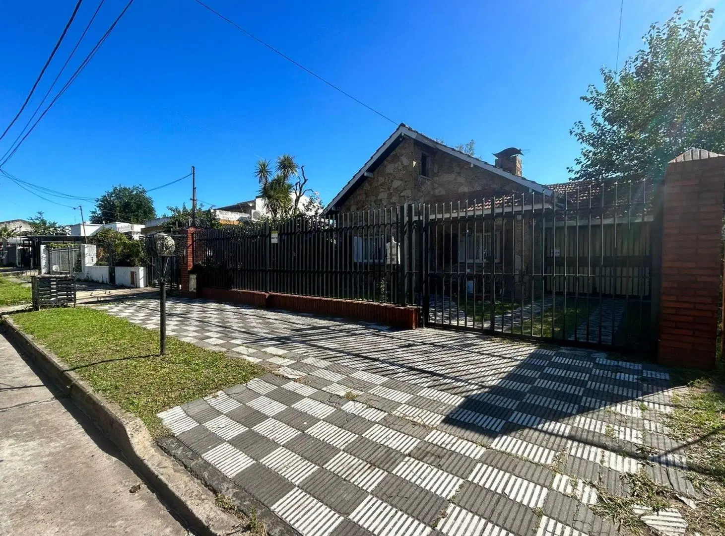 CASA 5 AMBIENTES CON PILETA EN VENTA MONTE GRANDE 4