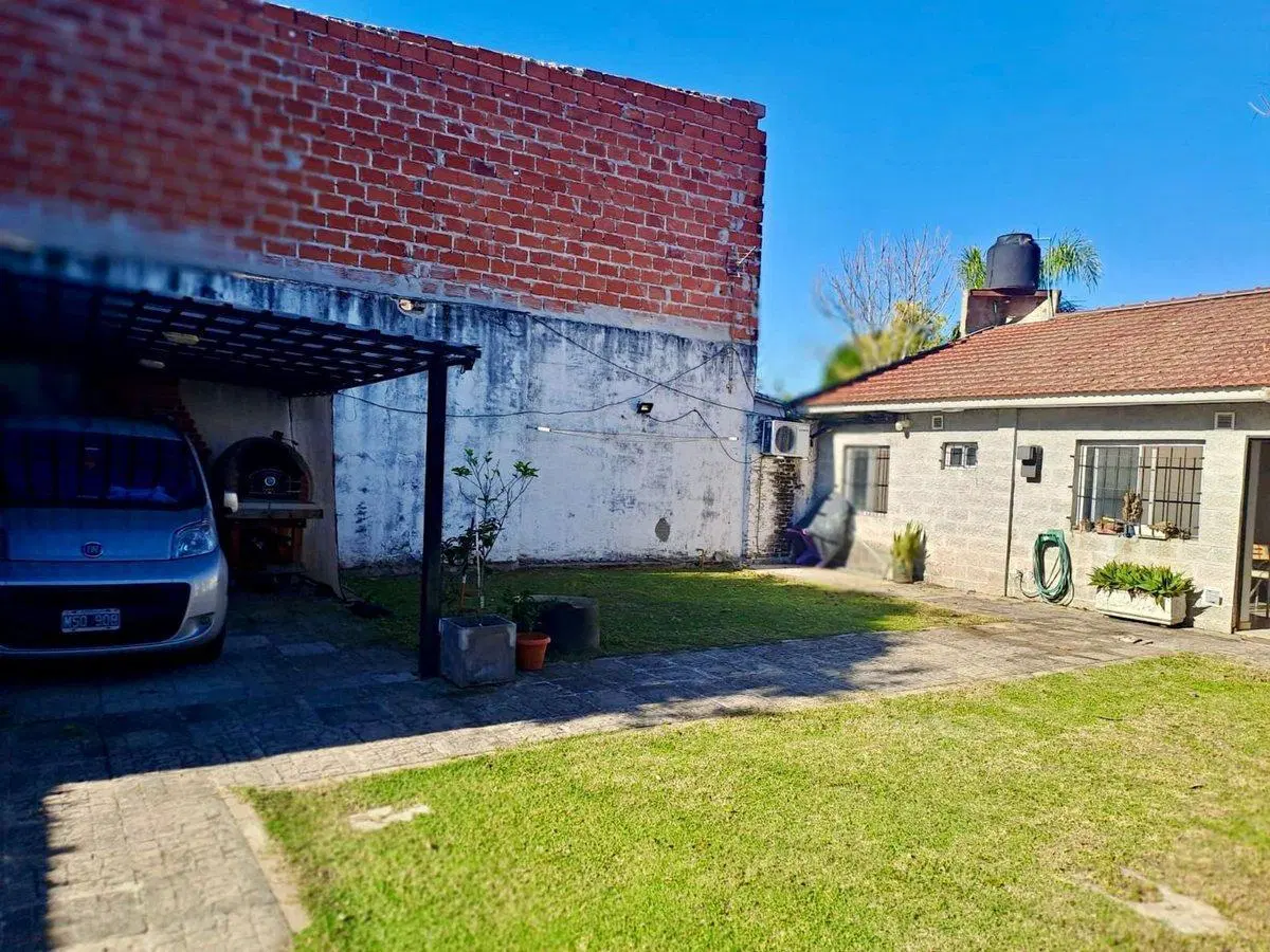 CASA 3 AMBIENTES VENTA GARAJE Y AMPLIO PARQUE 5