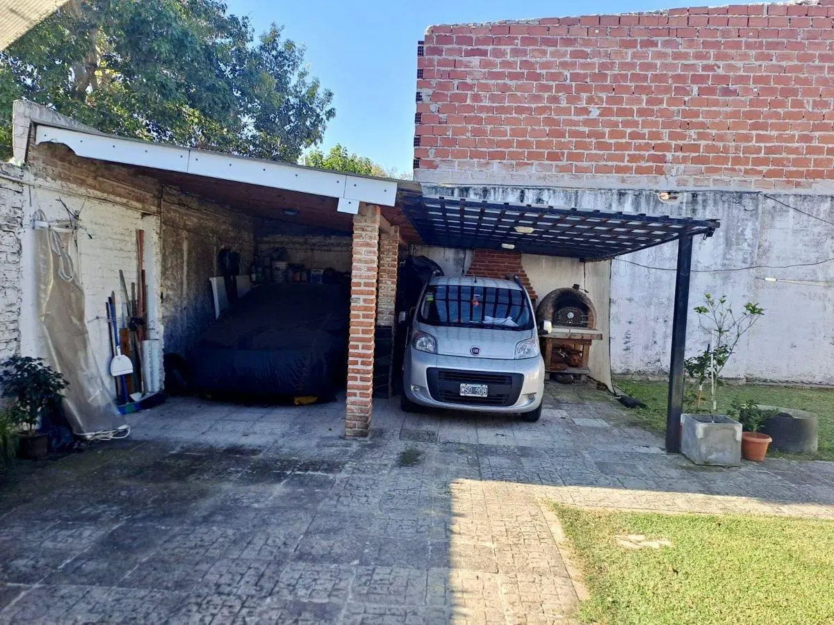 CASA 3 AMBIENTES VENTA GARAJE Y AMPLIO PARQUE 4