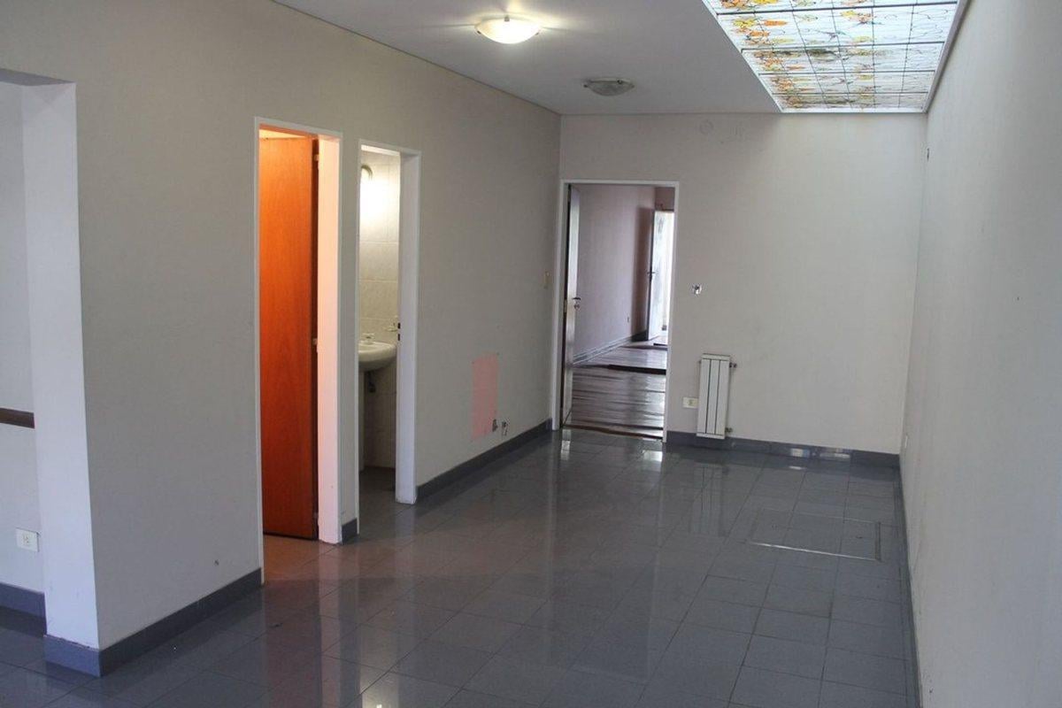 Venta de Comercio con patio en Gerli