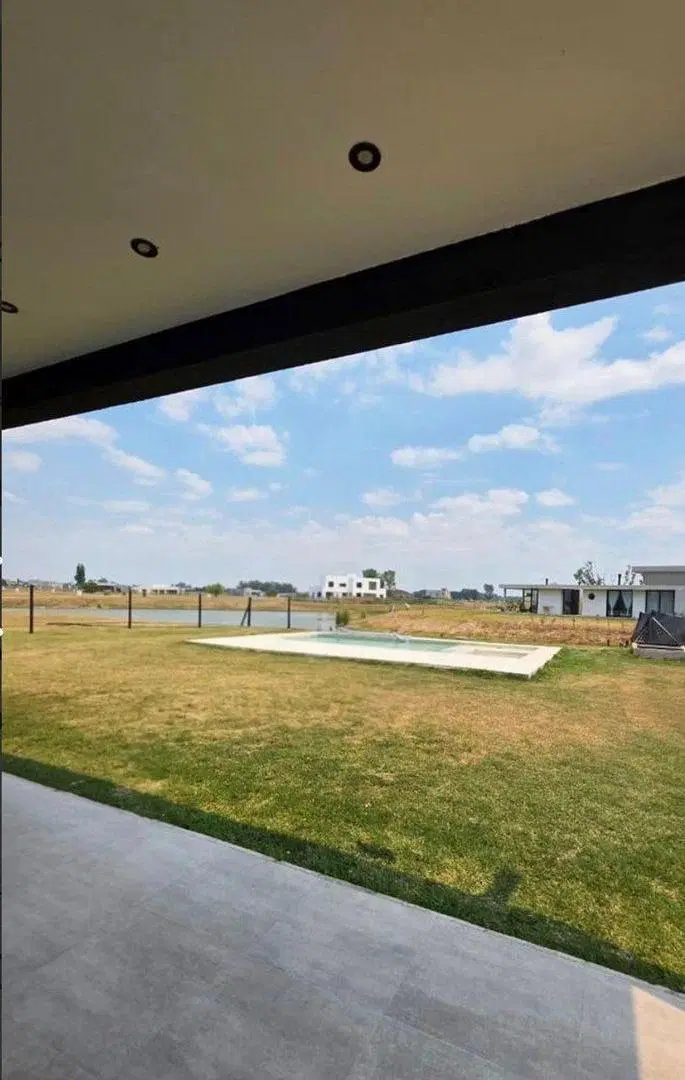 CASA 5 AMBIENTES EN VENTA EN CANNING CON PILETA 4