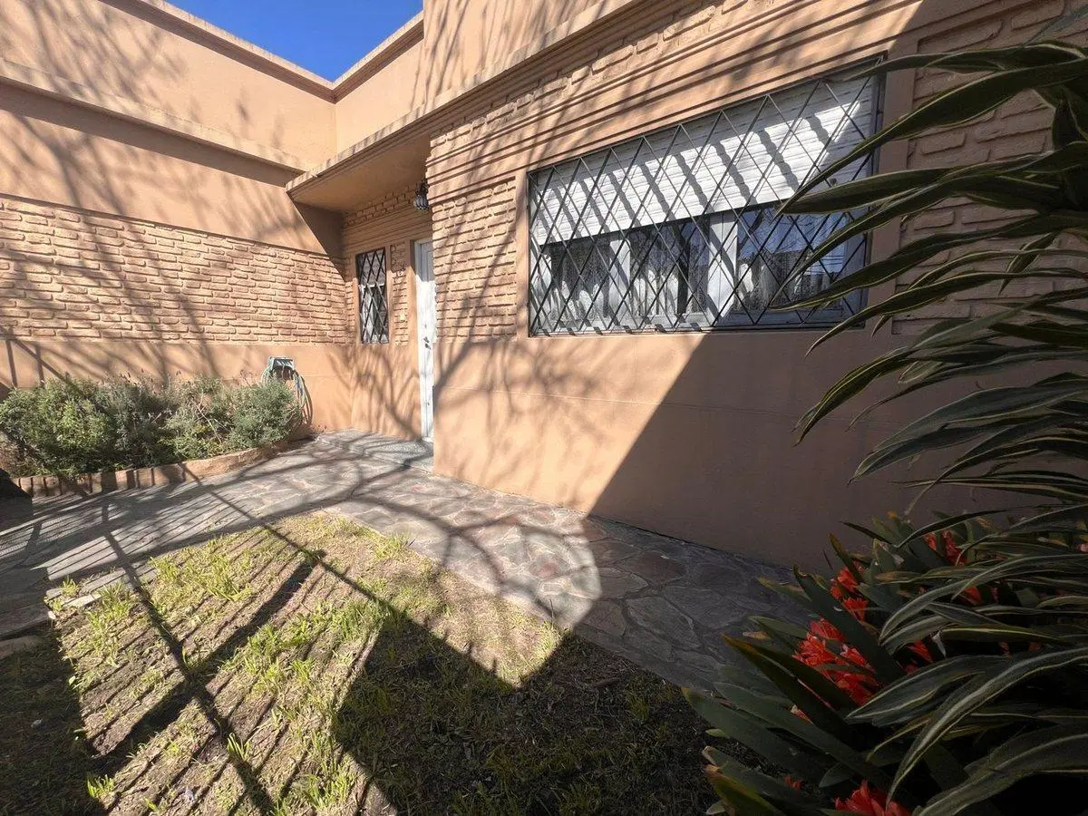 CASA 3 AMBIENTES EN VENTA EN BANFIELD COCHERA 4
