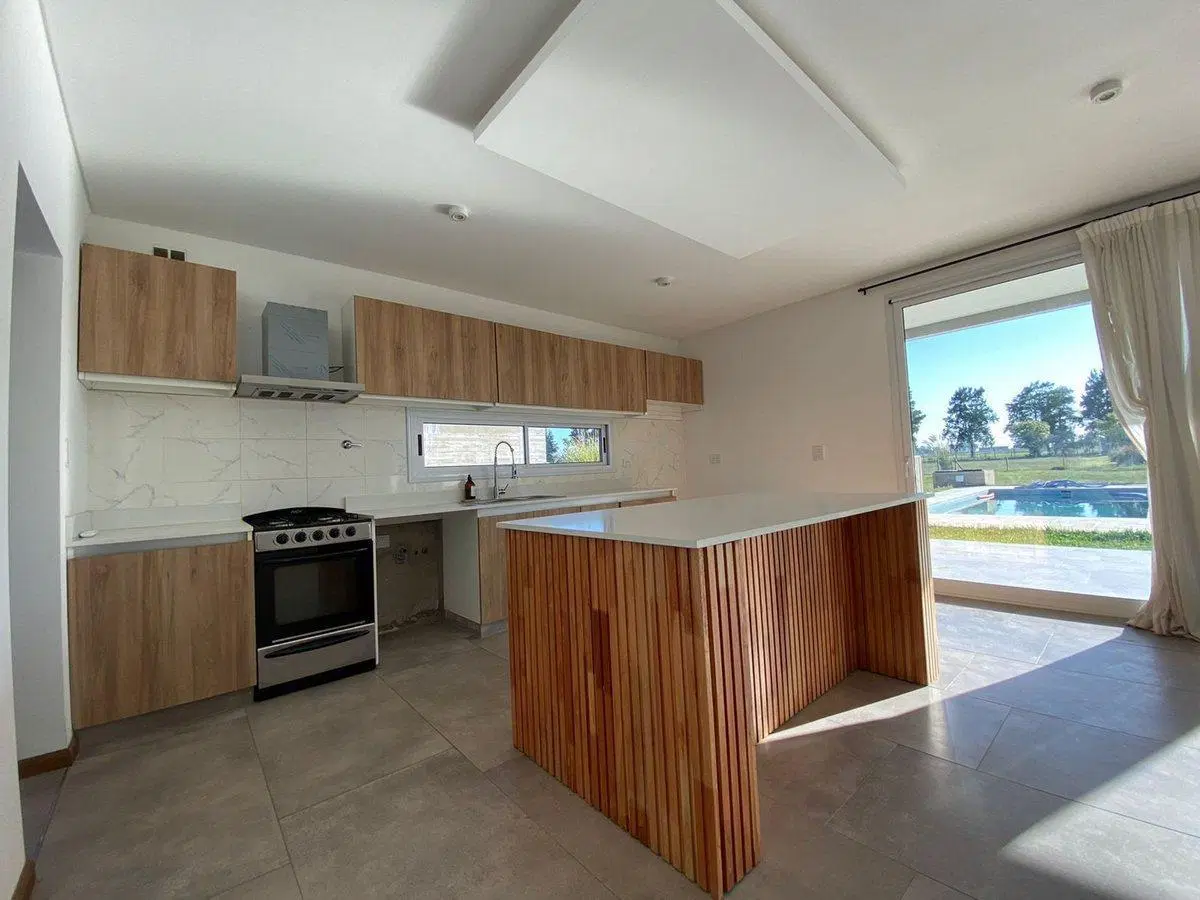 CASA 5 AMBIENTES EN ALQUILER EN CANNING 5