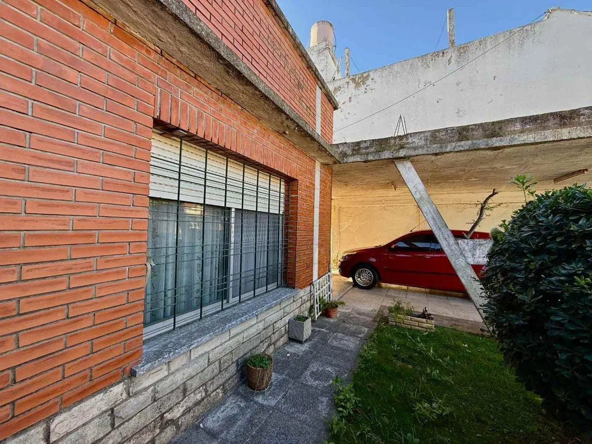 CASA 3 AMBIENTES EN VENTA EN BERNAL CON JARDIN 3