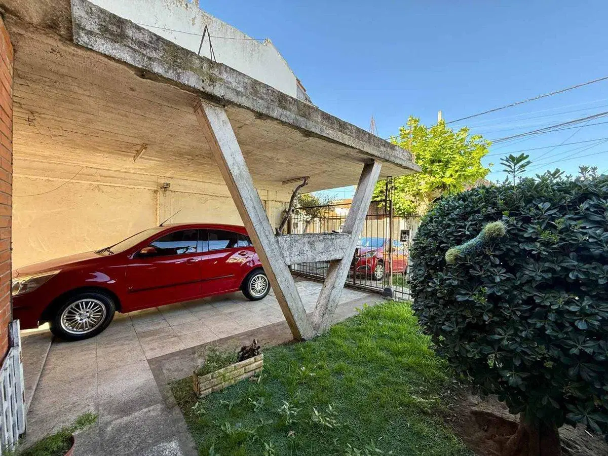 CASA 3 AMBIENTES EN VENTA EN BERNAL CON JARDIN 4