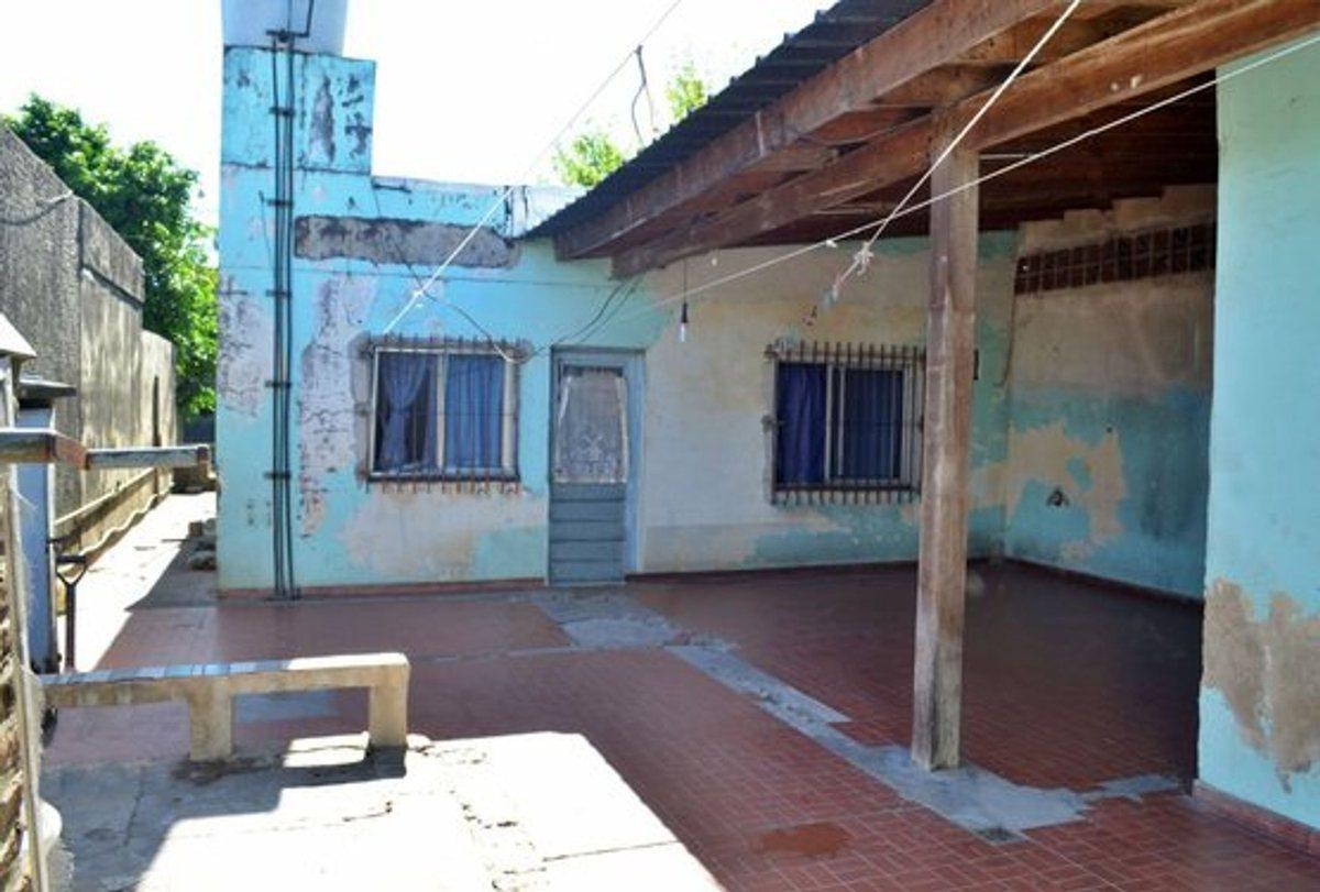 CASA 3 AMB EN VENTA EN JOSE MARMOL A REFACCIONAR