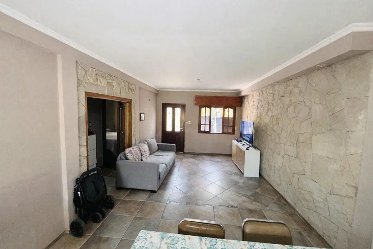 CASA 4 AMBIENTES EN VENTA QUINCHO COCHERA EN GLEW 2