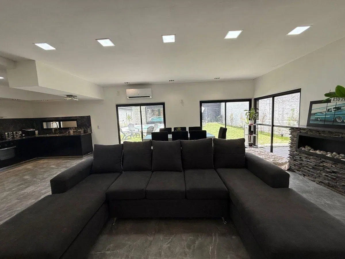 CASA EN VENTA 2 AMBIENTES CON PILETA EN GLEW 3
