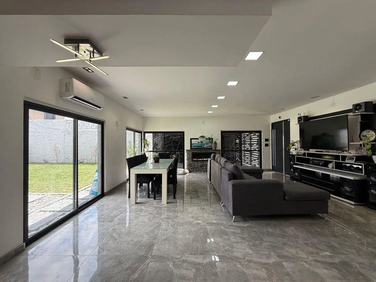 CASA EN VENTA 2 AMBIENTES CON PILETA EN GLEW 2