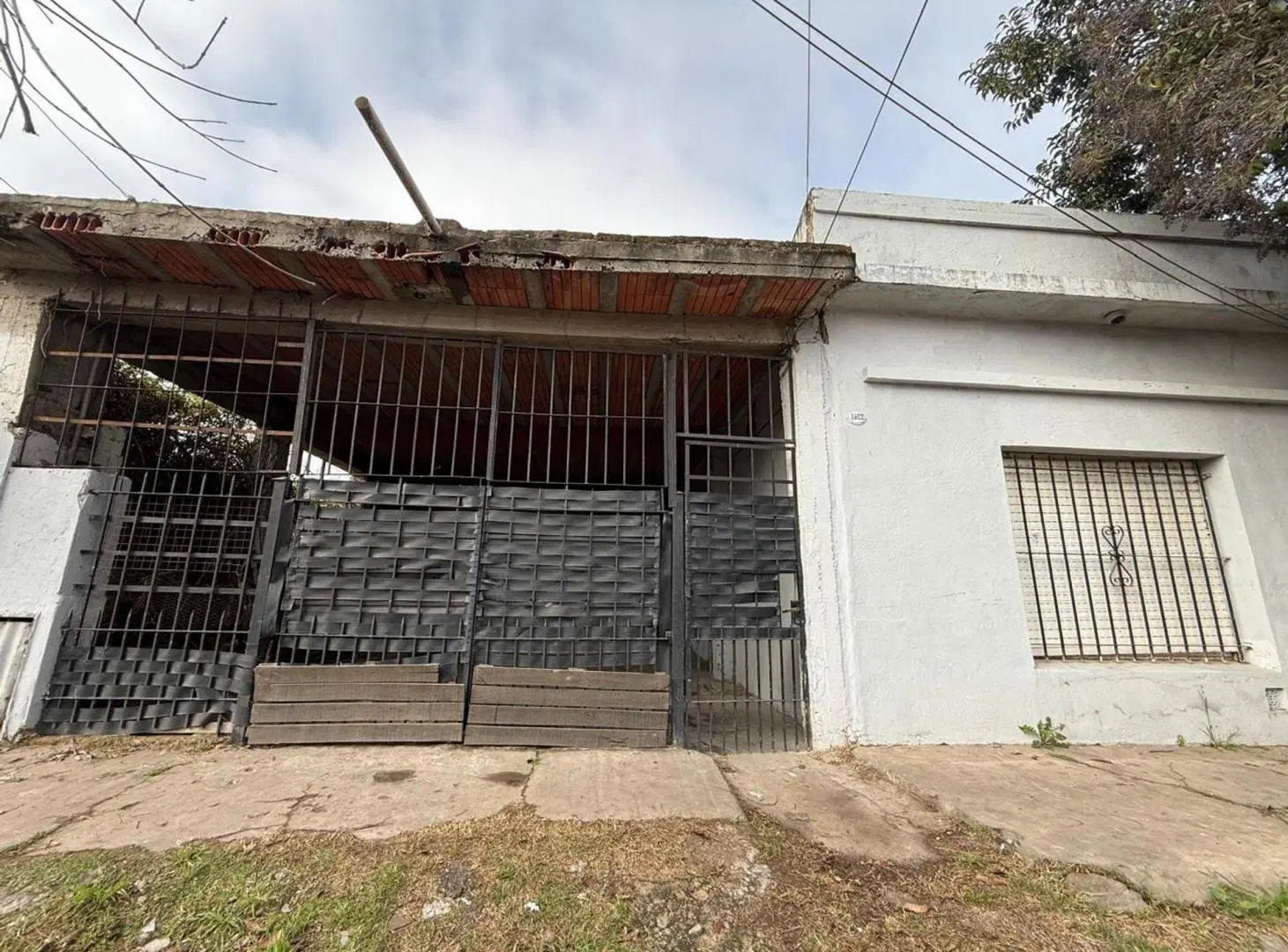 CASA 3 AMBIENTES EN VENTA SOLANO COCHERA Y JARDIN 3