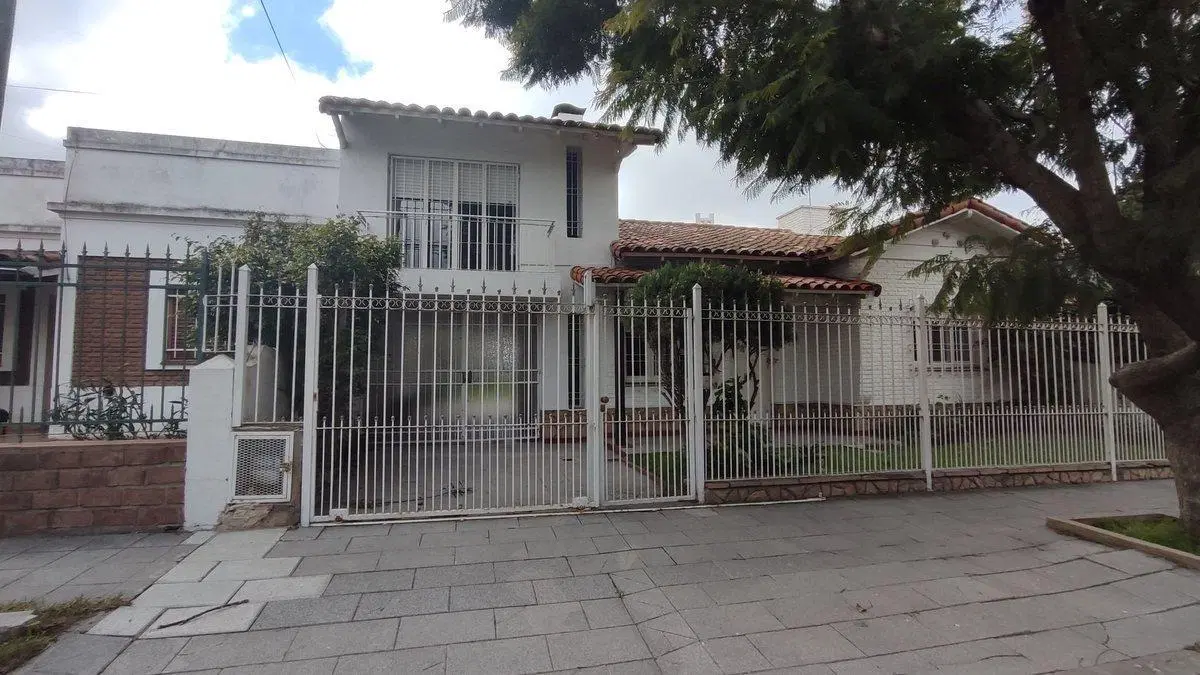 VENTA CASA 5 AMBIENTES BURZACO 5