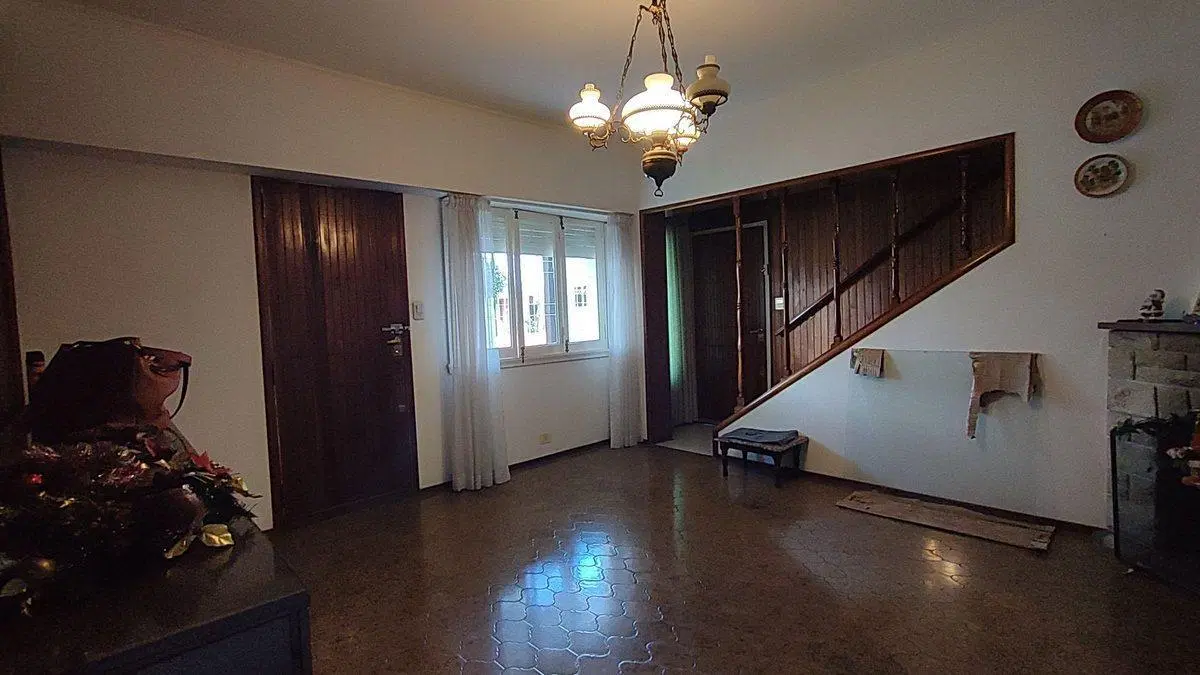 VENTA CASA 5 AMBIENTES BURZACO 4