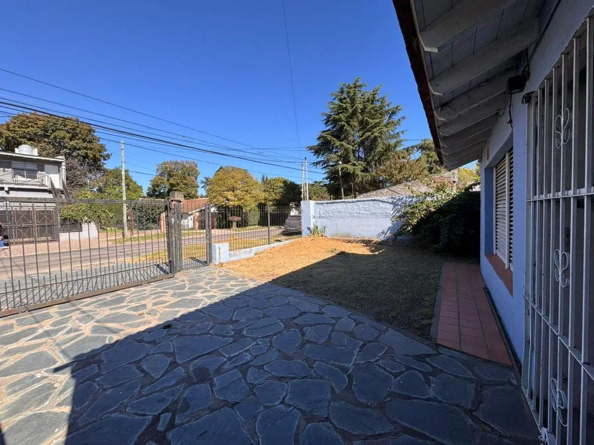CASA 4 AMBIENTES VENTA BURZACO CON QUINCHO, GARAJE 2