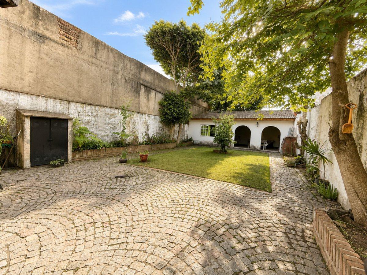 CASA 3 AMBIENTES EN VENTA EN BANFIELD CON JARDIN
