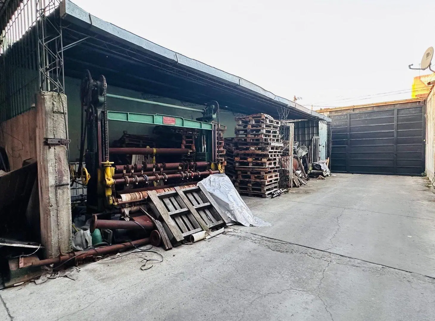 VENTA GALPON ESCALADA LANUS 1300 M2 LOCAL OFICINA 3