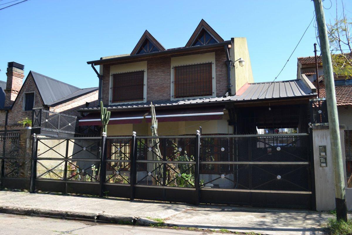 CASA 6 AMBIENTES EN VENTA MONTE GRANDE
