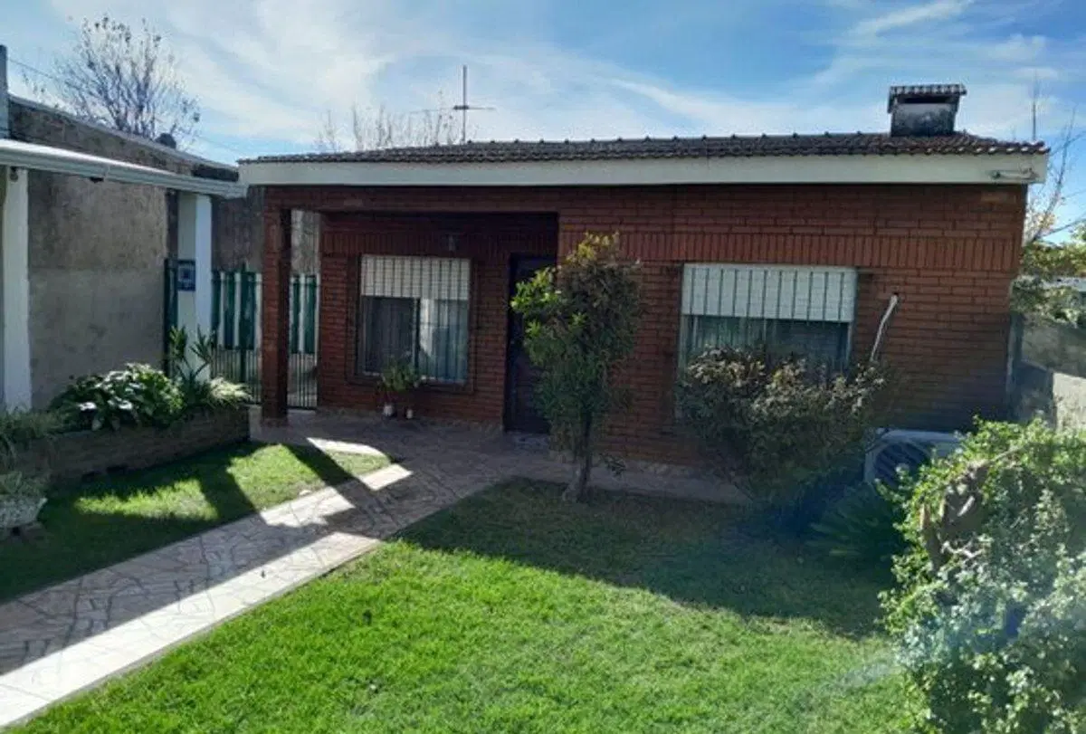 VENTA CASA 3 AMBIENTES CON JARDIN EN TEMPERLEY 5