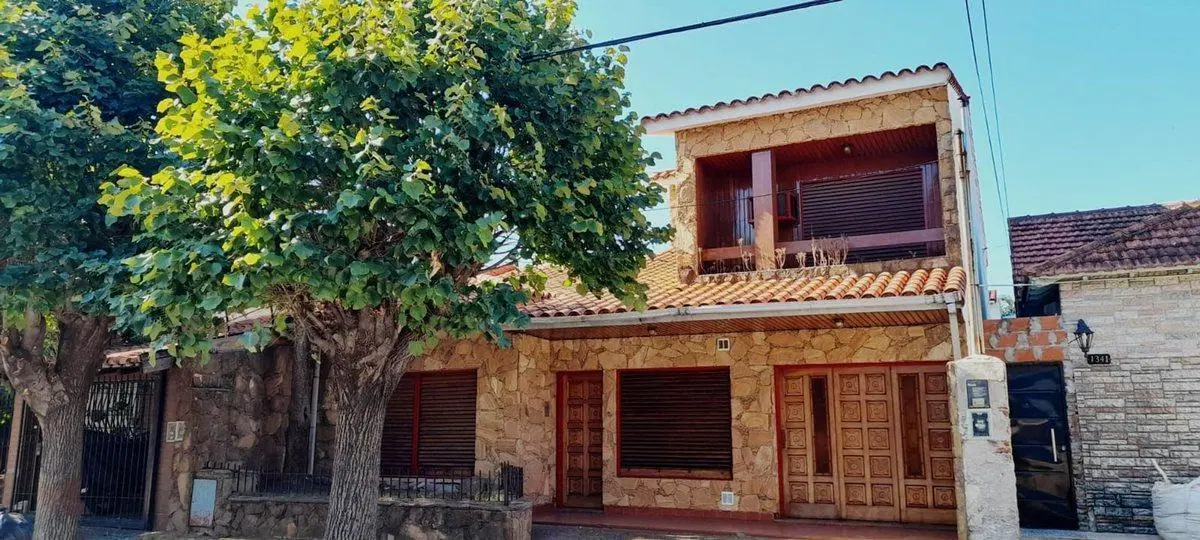 CASA 5 AMB EN VENTA EN BANFIELD COCHERA Y PISCINA 3