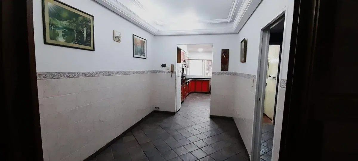 CASA 5 AMB EN VENTA EN BANFIELD COCHERA Y PISCINA 2