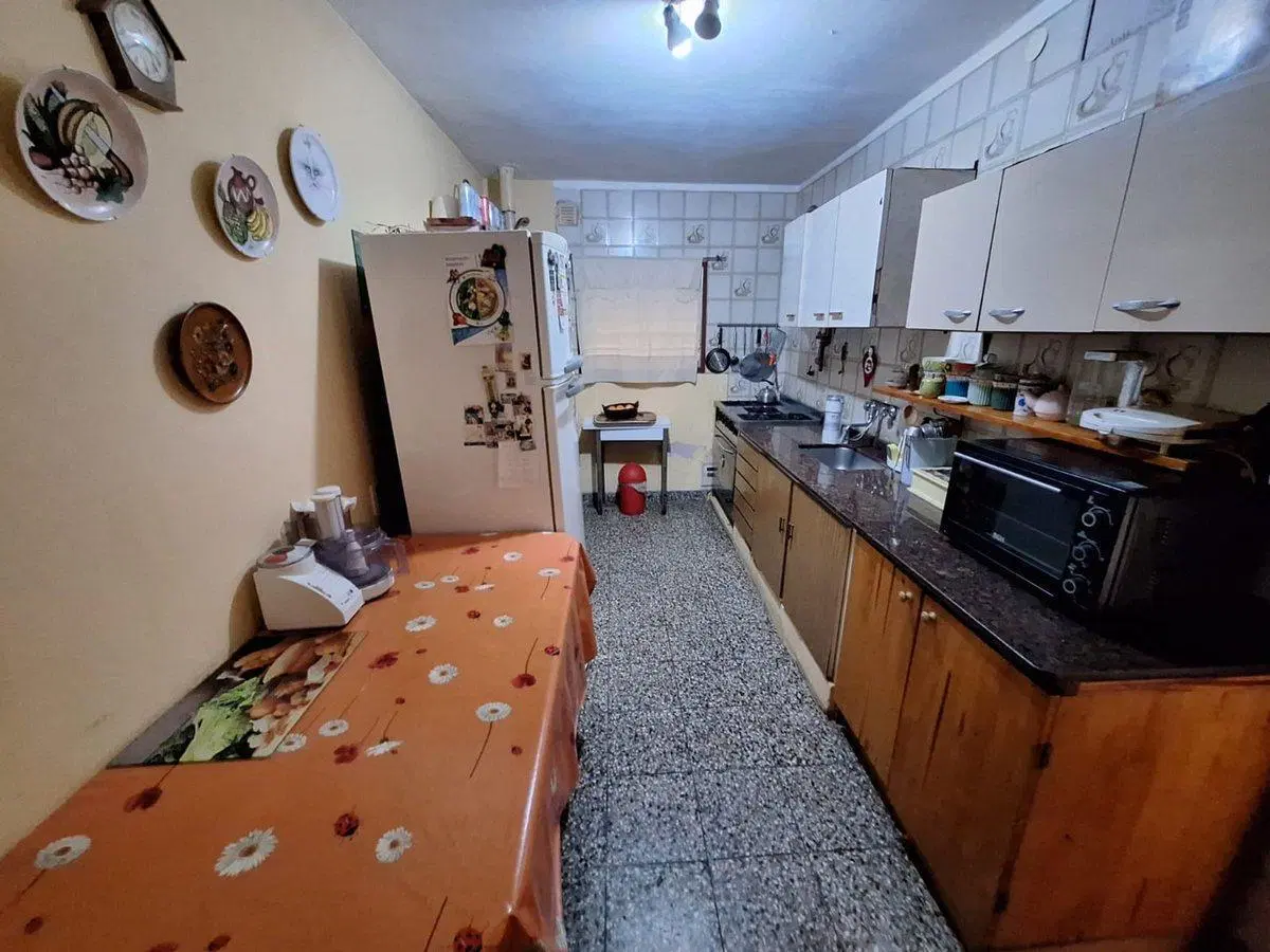 CASA VENTA 3 AMBIENTES CON COCHERA BURZACO 4