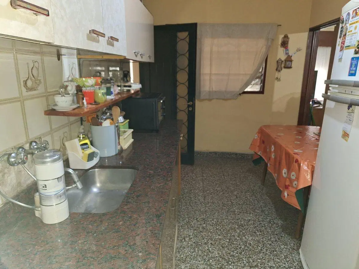 CASA VENTA 3 AMBIENTES CON COCHERA BURZACO 3
