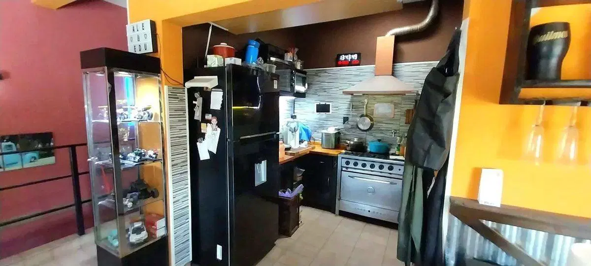 VENDE CASA Y LOCALES ,ESQUINA COMERCIAL ÚNICA, LDZ 4