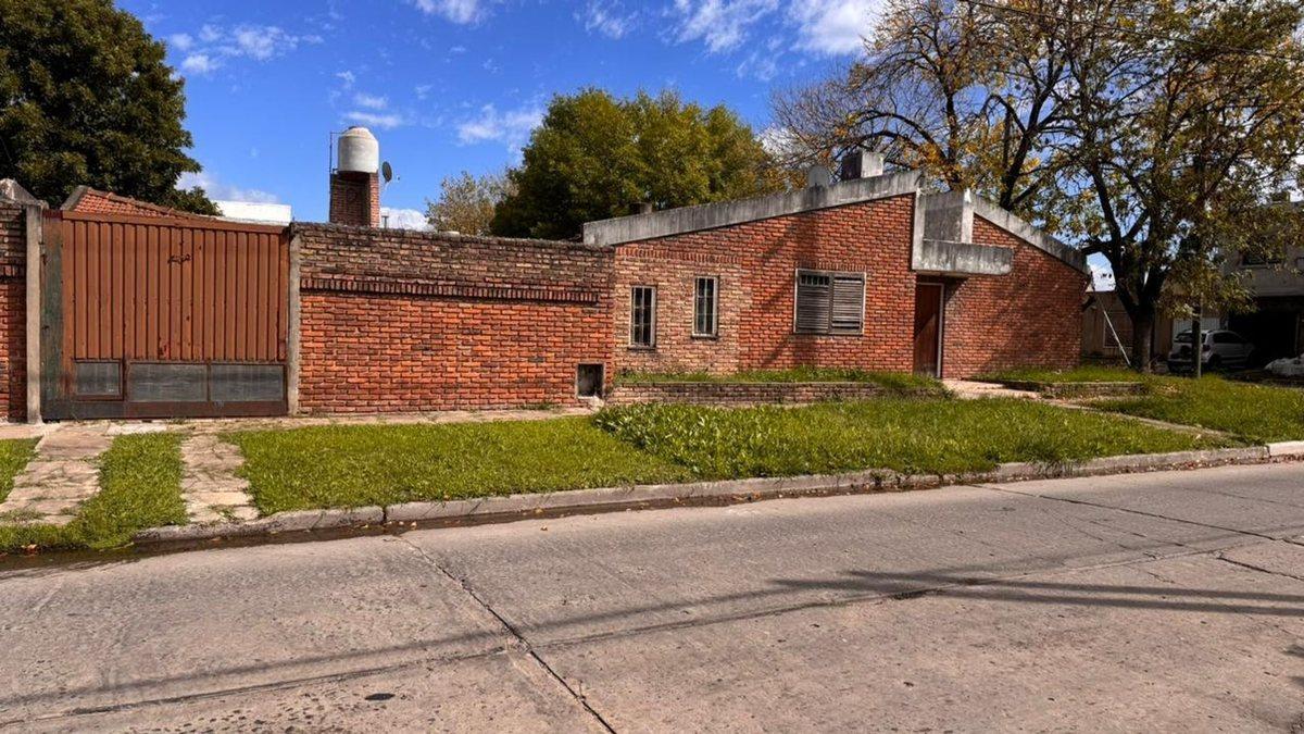 CASA 4 AMBIENTES VENTA LOMAS DE ZAMORA ESQUINA