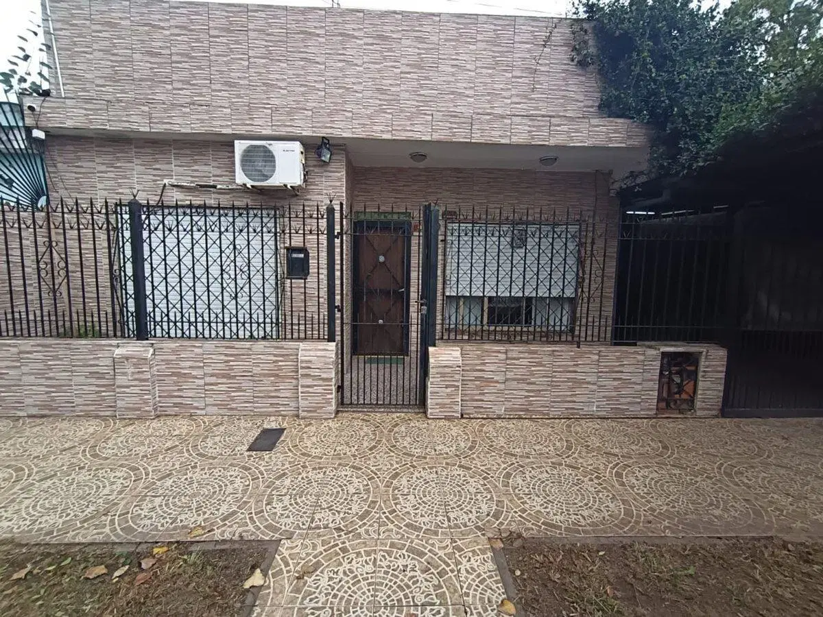 VENTA CASA 4 AMBIENTES CON COCHERA TEMPERLEY 4