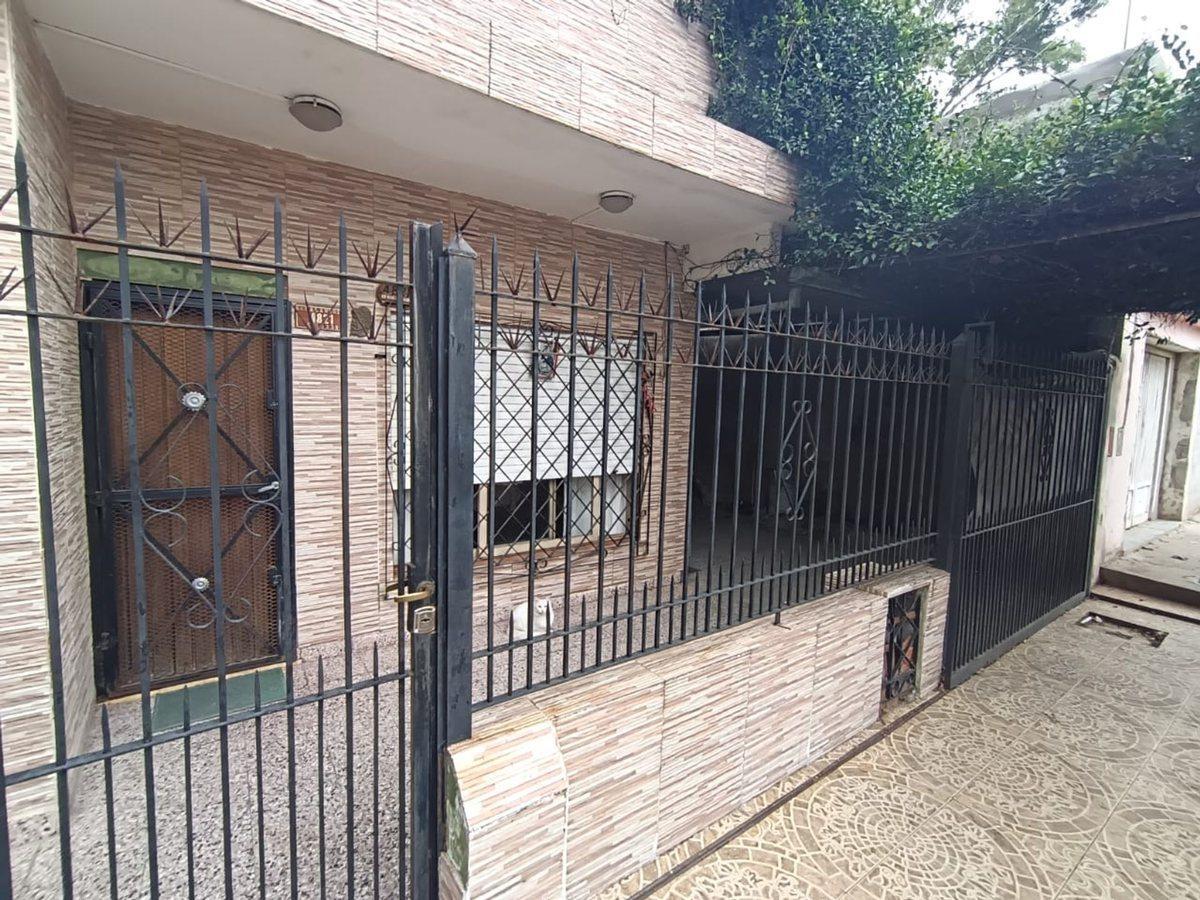 VENTA CASA 4 AMBIENTES CON COCHERA TEMPERLEY