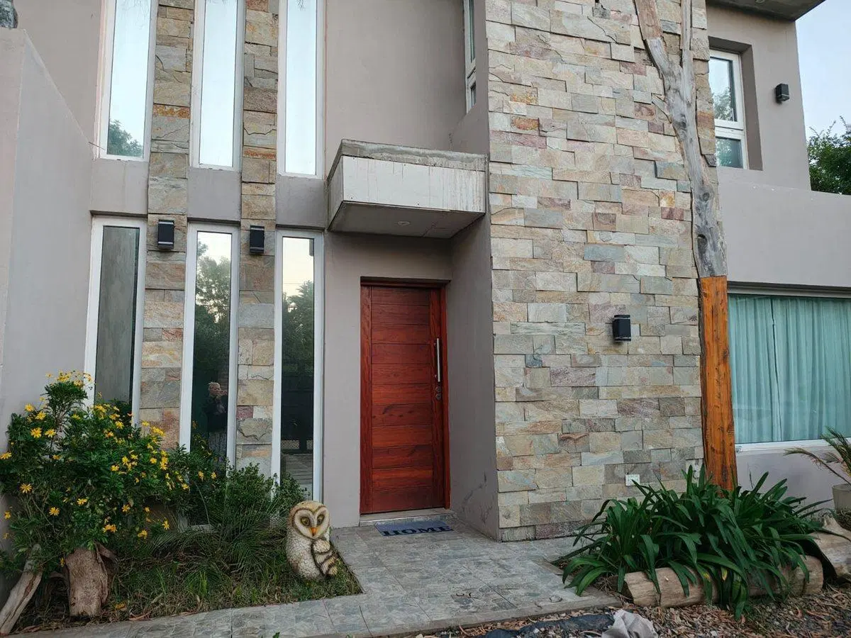 CASA EN VENTA 4 AMBIENTES EN LA UNION CON PARQUE 4