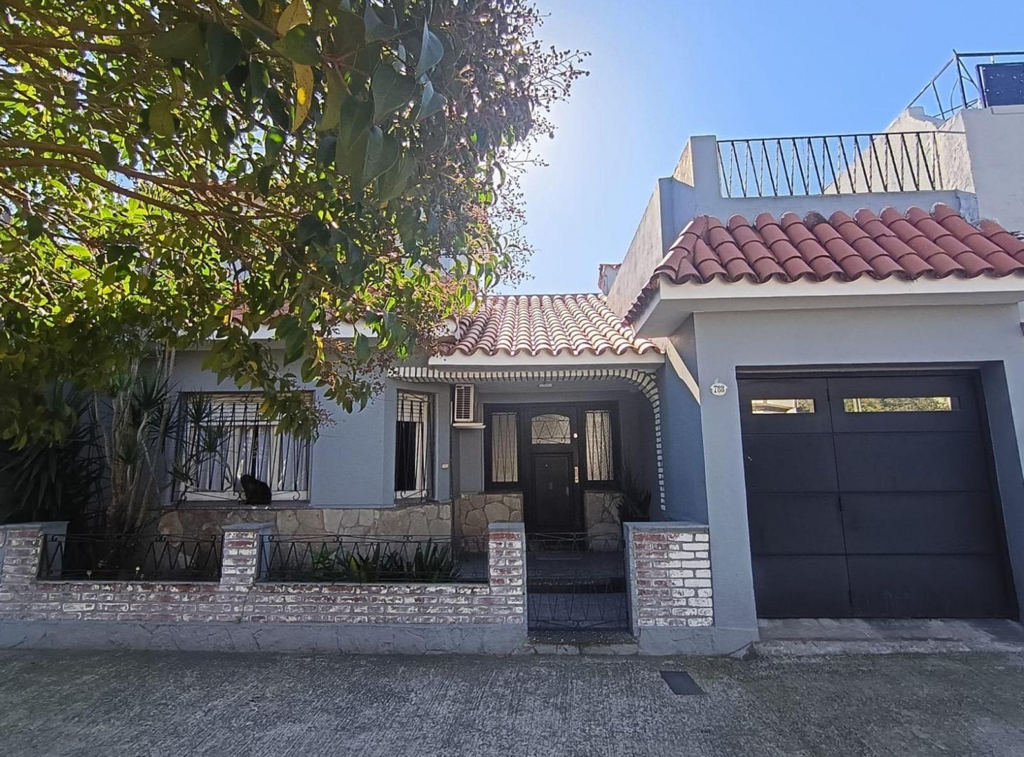 CASA EN VENTA 3 AMBIENTES C/ COCHERA BANFIELD ESTE